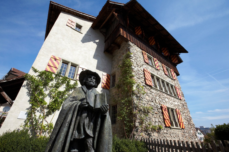 Frontansicht mit Statue Helias Helye