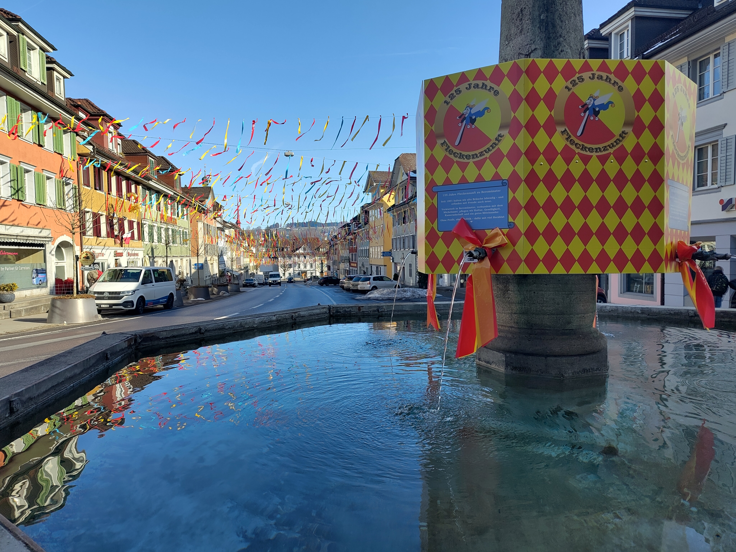 Brunnen mit Fasnachtsdekoration